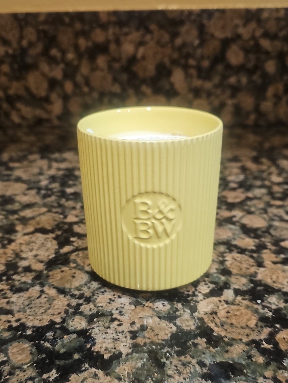 Bath & Body Works Cozy Amber & Vanilla Yellow Ribbed ceramic Single Wick Candle